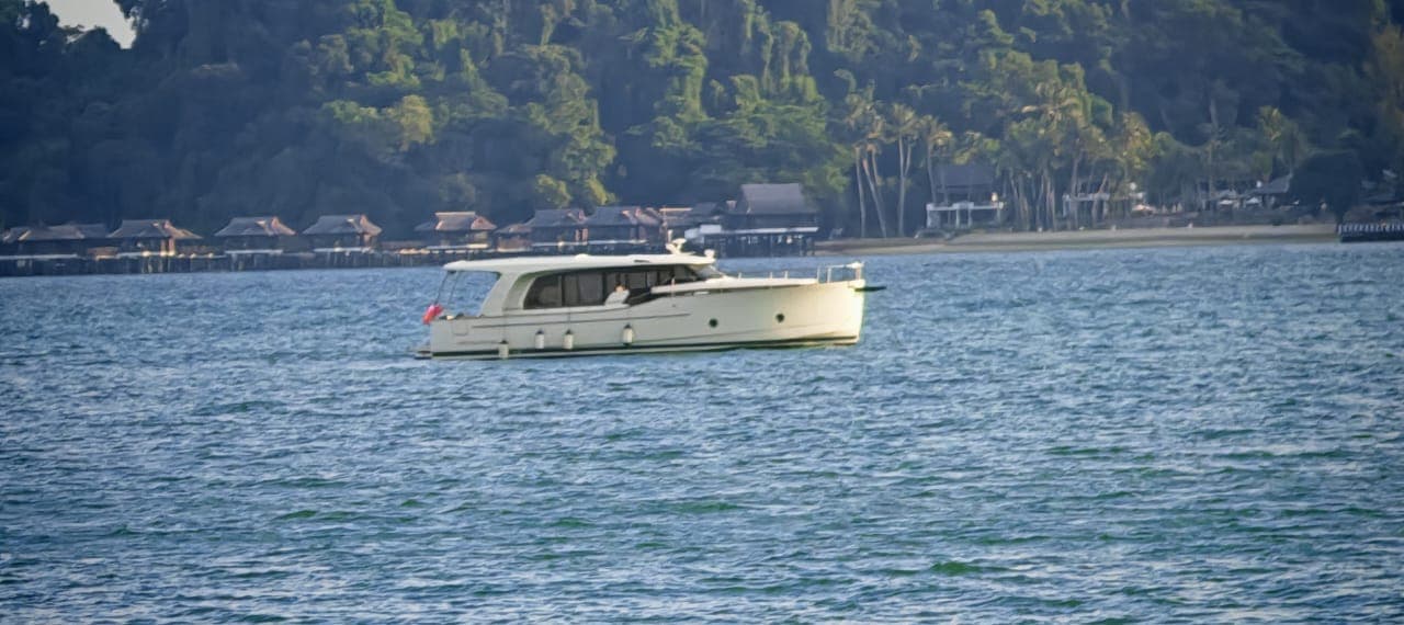 Greenline 40 — Hybrid motor yacht